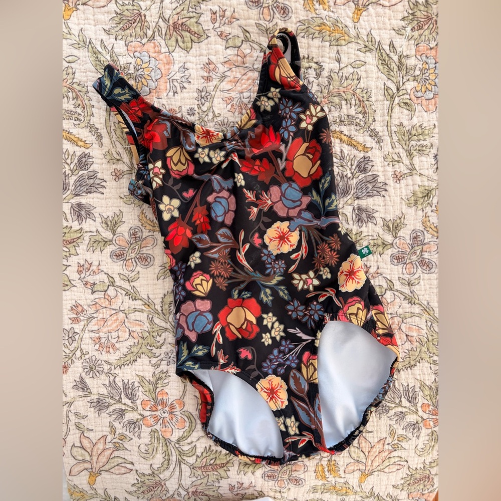 Lucky Leo Crescent Leotard in Victoria size S